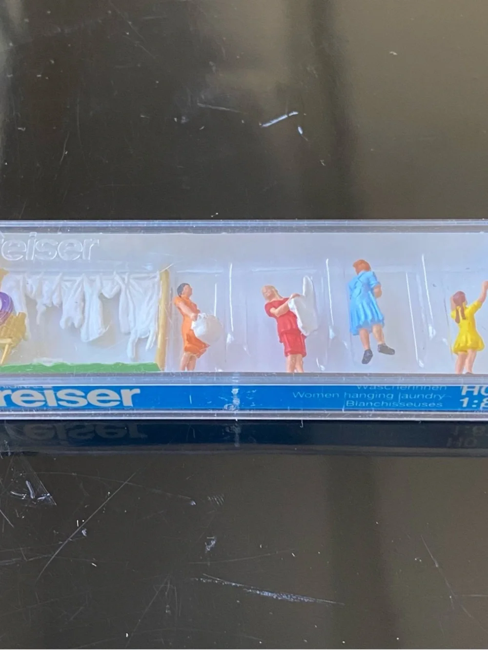 Model Railroad: Preiser - Women Hanging Laundry (4)- HO Scale - Picture 2 of 9